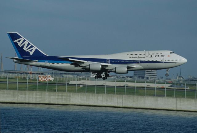 Boeing 747-400 (JA8961) - Short Final at Tokyo-Haneda Intl Airport Rwy22 on 1993/09/17