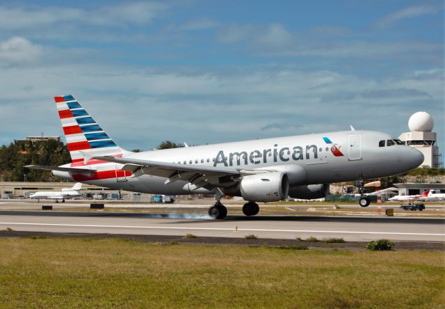 Airbus A319 (N701UW) - American Airlines landing at St Maarten.