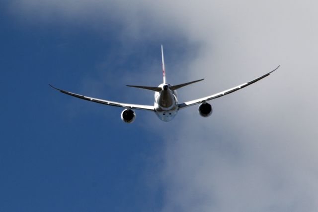 Boeing 787-8 (JA828J) - You can really notice the bend of the wings