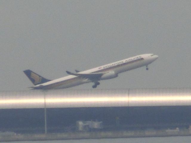 Airbus A330-300 (9V-STK) - 対岸から。br /シンガポールへは、約5時間のフライト。