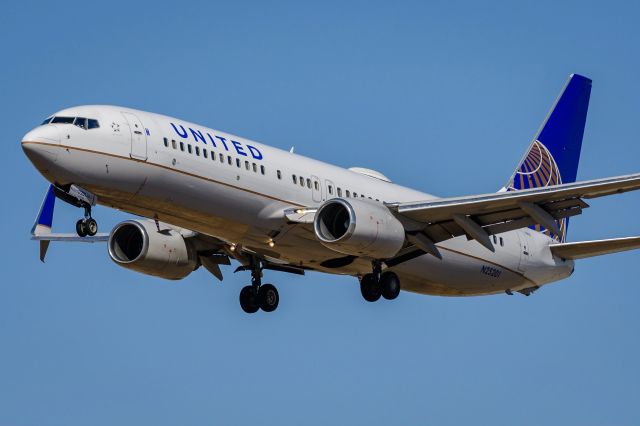 Boeing 737-700 (N25201) - Arrival KLAX photographed from Proud Bird patio.