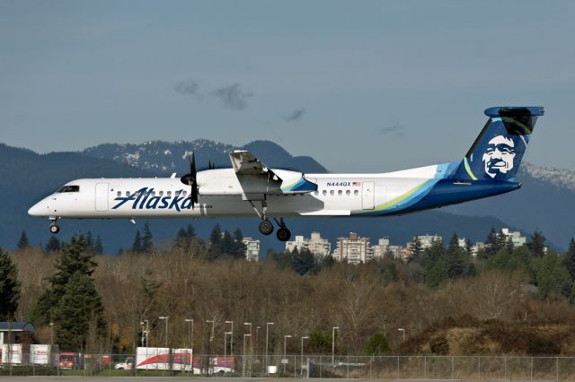 de Havilland Dash 8-400 (N444QX)