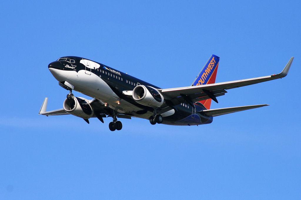 Boeing 737-700 (N715SW) - On final approach to runway 21R at Nashville