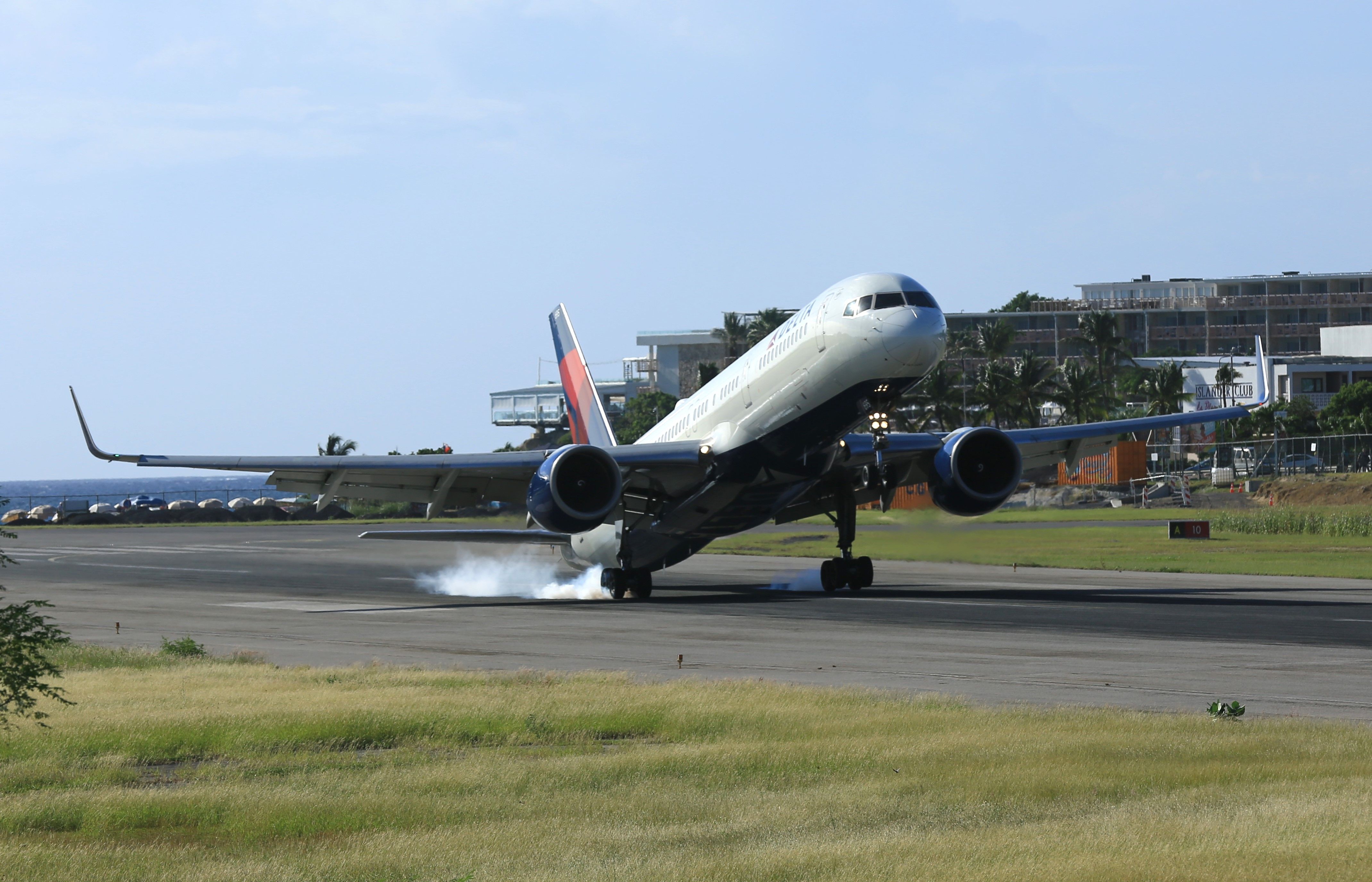 Boeing 757-200 (N695DL)