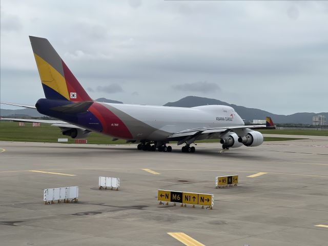 Boeing 747-400 (HL7616) - Taken from KAL93 as we were behind it on the taxiway.