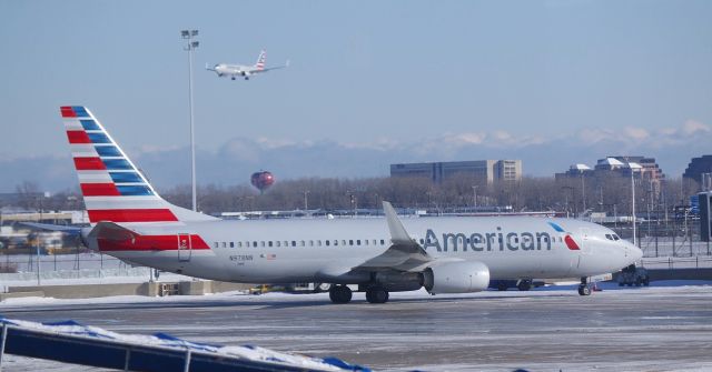 Boeing 737-700 (N978NN) - Airport 