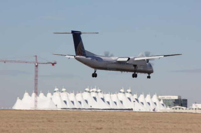 de Havilland Dash 8-400 (N502LX)