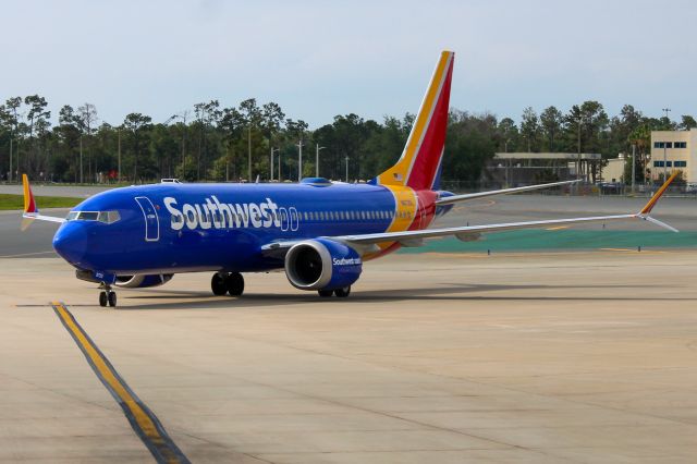 N8725L — - Southwest 737-Max 8 about to pull into the gate at MCO.