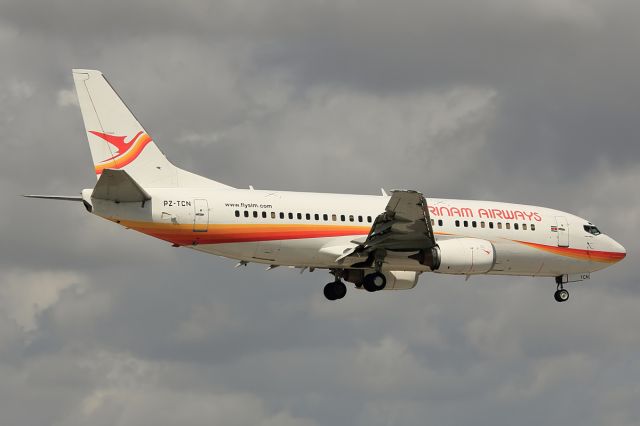 BOEING 737-300 (PZ-TCN)