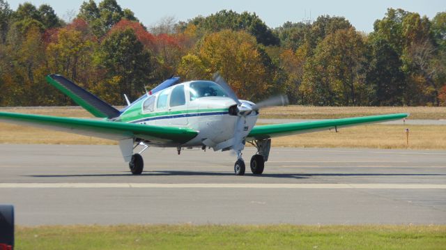 Beechcraft 35 Bonanza (N9400Q) - Beautiful paint job and foliage as this V-Tail makes a stop in from KACT.