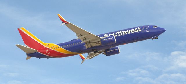 Boeing 737-800 (N8562Z)