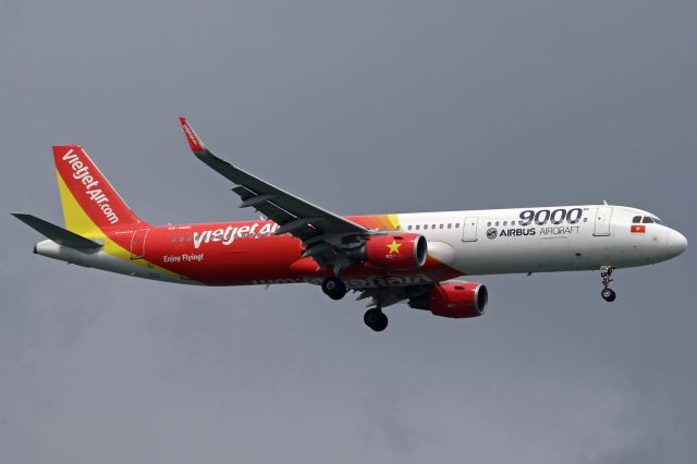 Airbus A321 (VN-A651) - Sticker "9000th Airbus Aircraft"