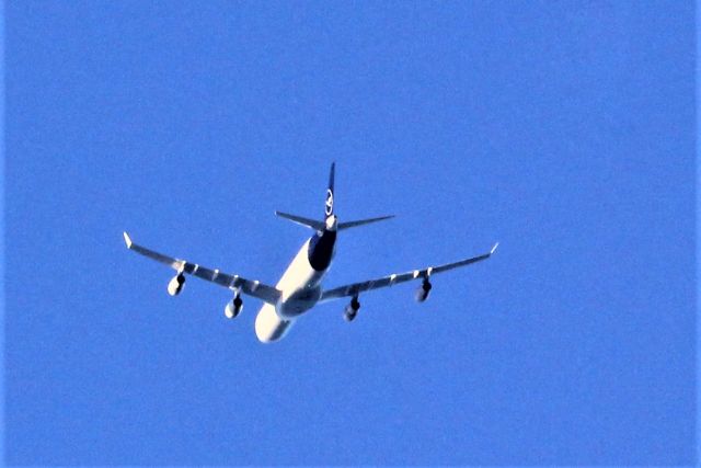 Airbus A340-300 (D-AIFD) - D-AIFD AIRBUS 340-313 LUFTHANSA vol DLH479 de YUL vers FRA survolant le Fleuve St-Laurent à Lavaltrie QC. le 06-07-2022 à 19:42