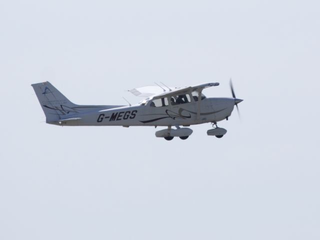 Cessna Skyhawk (G-MEGS) - Take off runway 23.