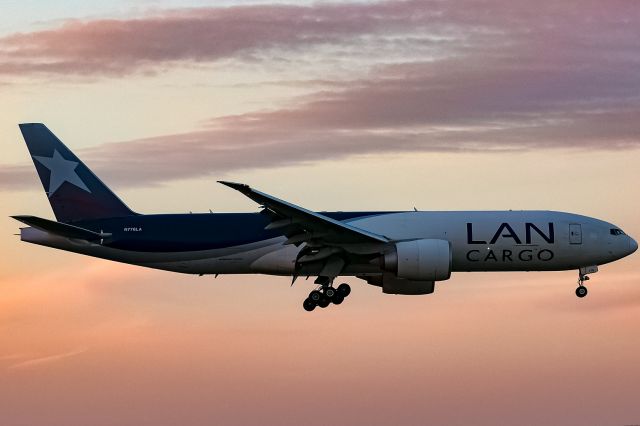 Boeing 777-200 (N776LA) - late evening arrival!