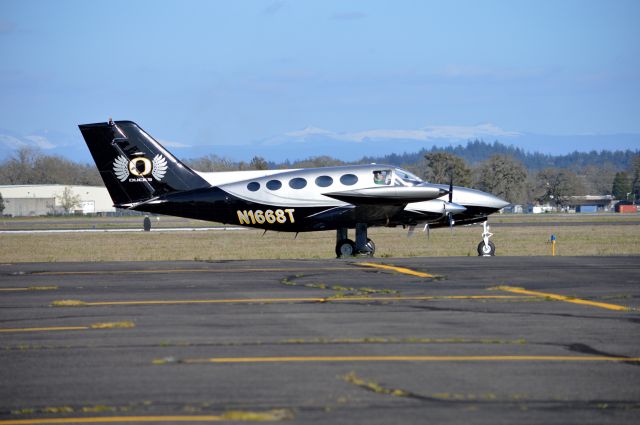 Cessna Chancellor (N1668T) - Taxiing for departure for Eugene (KEUG/EUG). Clearly, someone is a fan of the Oregon Ducks!