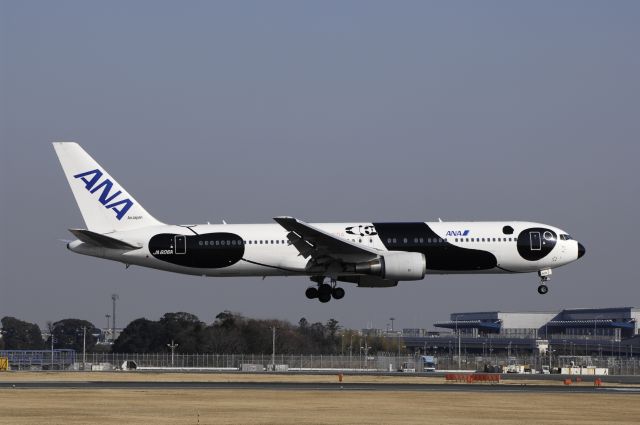 BOEING 767-300 (JA606A) - Landing at NRT Airport Runway 16R on 2011/12/29 Fly Panda c/s