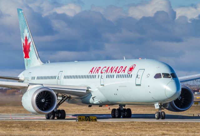 Boeing 787-9 Dreamliner (C-FRSO) - AC868 uses Quebec taxiway (bringing her very close to the fence) to gain a few more yards of runway as she prepares to depart for London, Heathrow