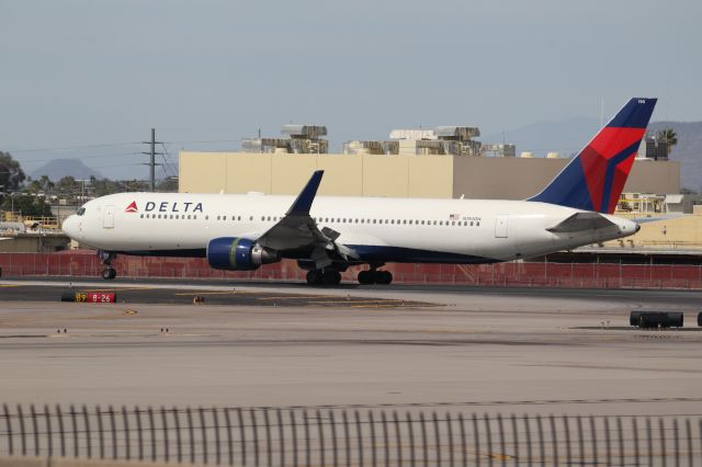 BOEING 767-300 (N190DN)