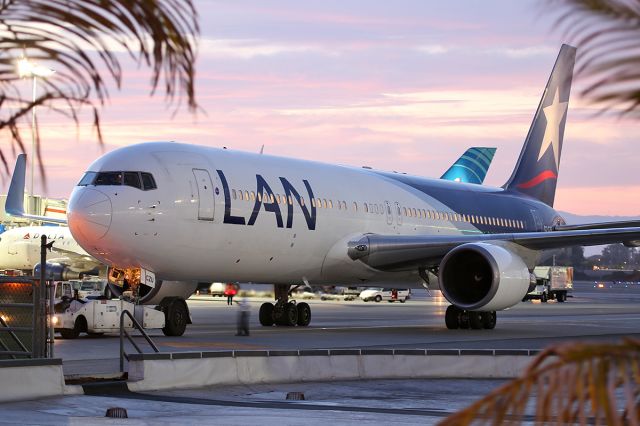 BOEING 767-300 (CC-CZU) - Taxiing after landing. 