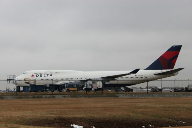 Boeing 747-400 (N670US) - Sitting at Atlantic Aviation at ATL