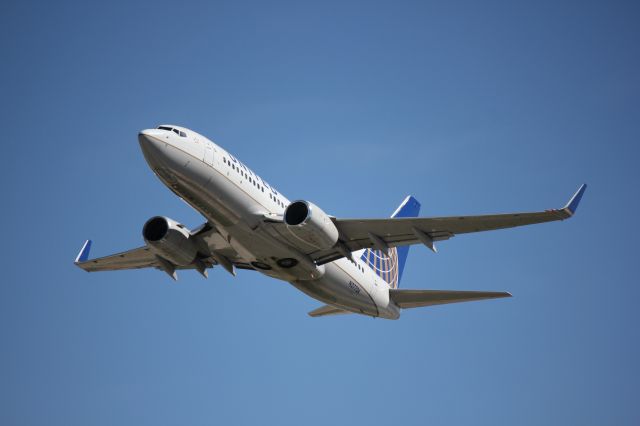 Boeing 737-700 (N27724) - Departing runway 25