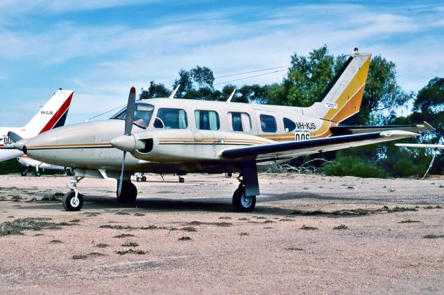 Piper Navajo (VH-KJS) - PIPER PA-31-350 NAVAJO - REG : VH-KJS (CN 31-302) - MILDURA AIRPORT VIC. AUSTRALIA - YMIA 17/11/1984