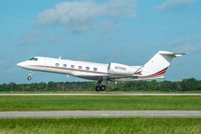 Gulfstream Aerospace Gulfstream IV (N470QS) - NetJets Gulfstream G450 departing KVRB