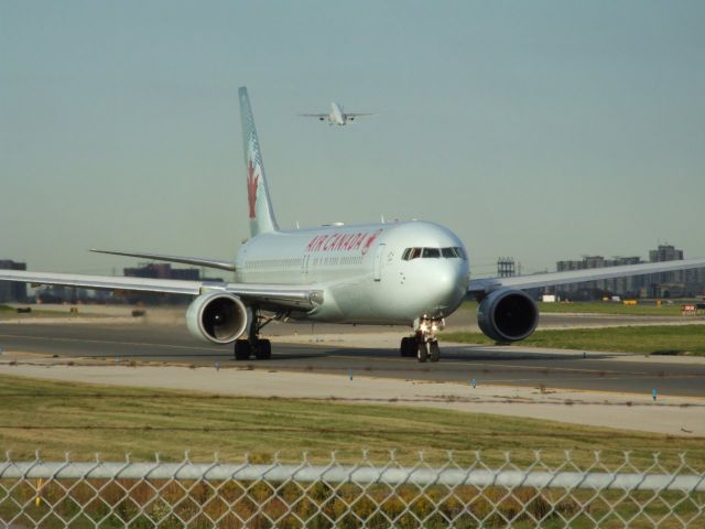 BOEING 767-300 (C-GHLT)