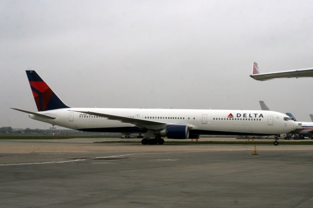 BOEING 767-400 (N839MH) - Taxiing to Stand 414 on 17-Mar-11 operating flight DAL10 from KATL.