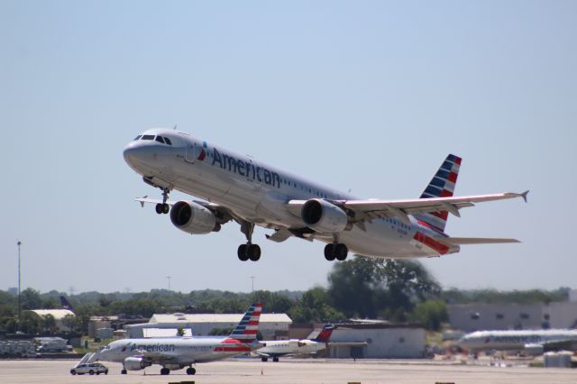 Airbus A321 (N191UW) - Plane Type: 2001 Airbus A321-211br /Route: CLT-CUNbr /Airline: American Airlines br /Livery: br /Registration: N191UWbr /Owned By: Bank of Utah Trusteebr /Runway: 36C