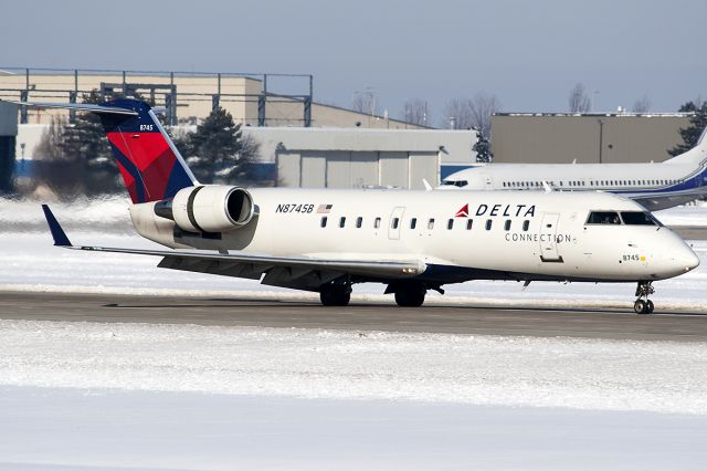 Canadair Regional Jet CRJ-200 (N8745B)