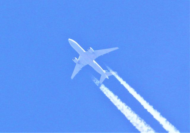 N37018 — - N37018 BOEING 777-224 United Airlines vol UAL952 survolant le Fleuve St-Laurent à Lavaltrie QC. le 11-05-2022 à 13:07