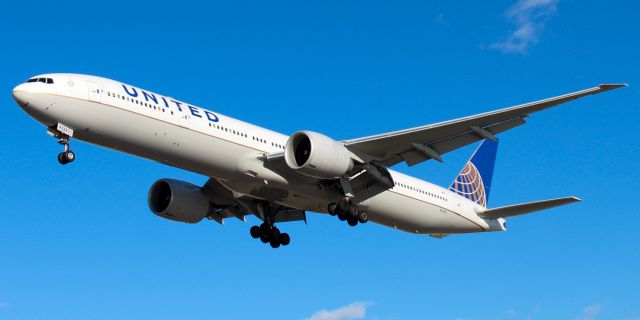 BOEING 777-300ER (N2135U) - United Airlines Boeing 777-322ER arriving from Frankfurt landing on runway 29 at Newark on 11/20/22.