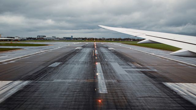 Boeing 787-9 Dreamliner (4X-EDD) - Crossing RWY 27L/LHR