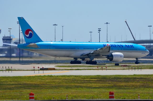 Boeing 777-200 (HL7530) - Korean Air B777-200 HL-7530 Departing KDFW 09/23/2013