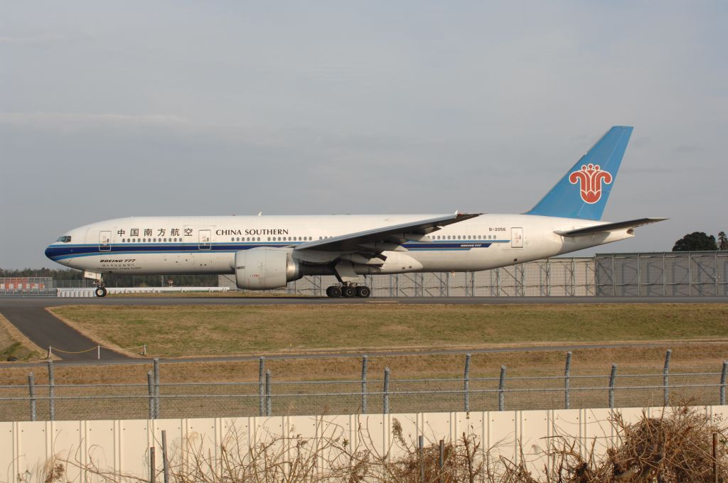 Boeing 777-200 (B-2056) - Taxing at Narita Intl Airport on 2007/1/1