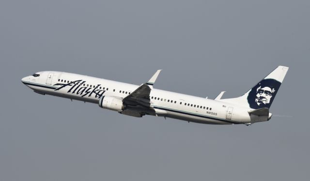 Boeing 737-900 (N413AS) - Departing LAX