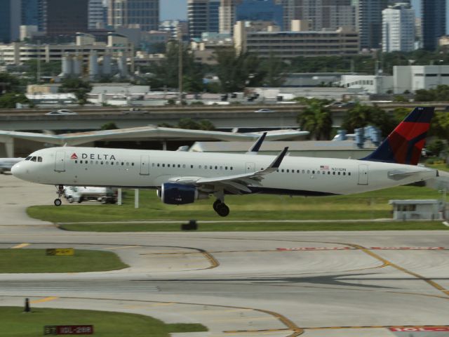 Airbus A321 (N311DN)