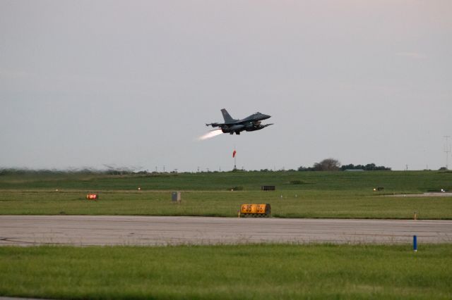 Lockheed F-16 Fighting Falcon —