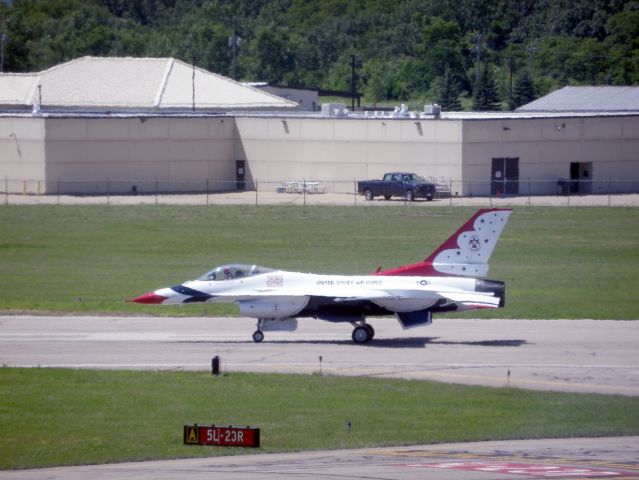 — — - USAF Thunderbirds @ KBTL (Battle Creek, MI) July 2014br /Picture taken from the old BTL Tower.