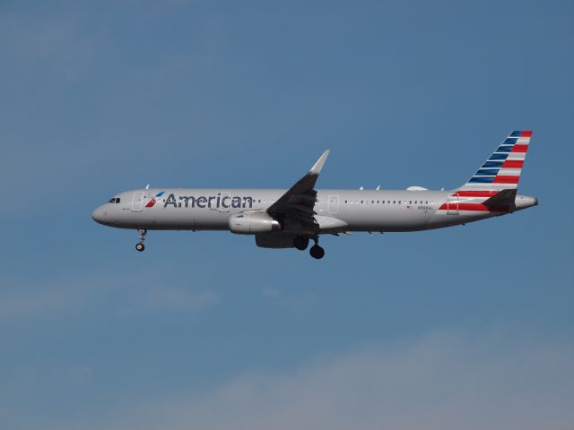 Airbus A321 (N98AL) - American, N98AL, an AirBus A321-231. Landing at KLAS, McCarran International Airport