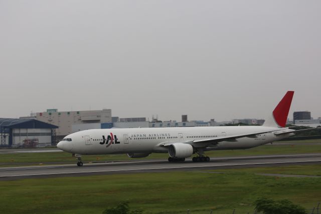 BOEING 777-300 (JA8945)