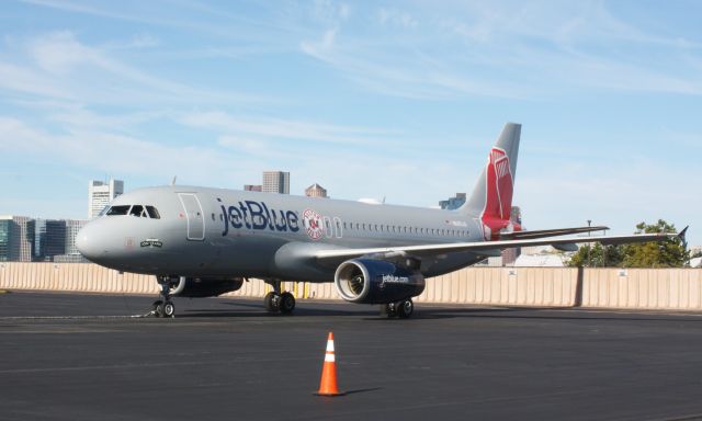 Airbus A320 (N605JB)