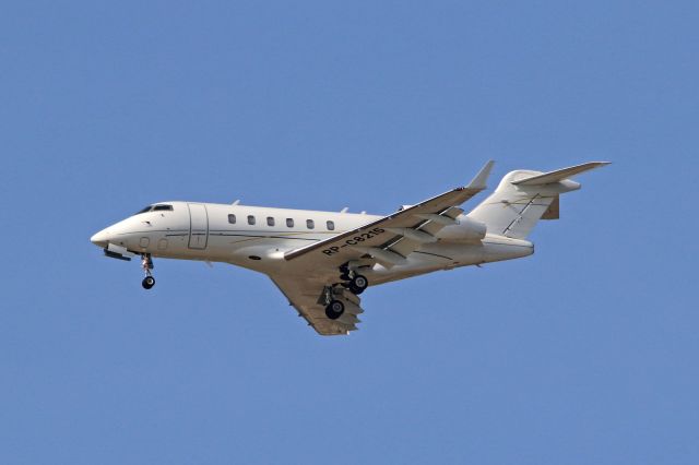 Bombardier Challenger 300 (RP-C8215)