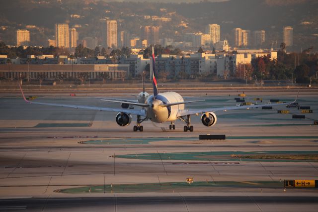 BOEING 767-300 (CC-CXH)