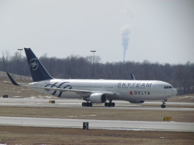 BOEING 767-300 (N175DZ)