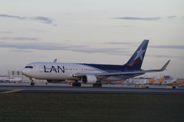 BOEING 767-300 (CC-CXH)