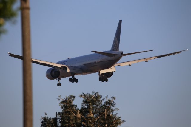 BOEING 777-300ER (N2747U)