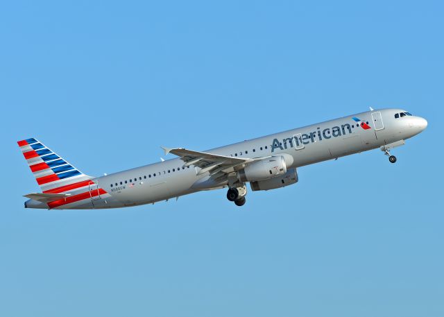 Airbus A321 (N586UW)